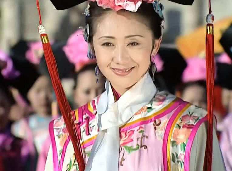 明明是同一个演员,但是在续篇中似乎换了脸,王后的脸发生了很大的变化。