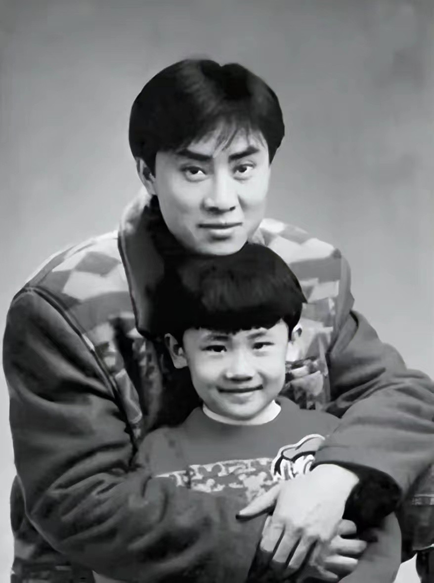 歌手江涛：娶富家女为妻，走红后不变心，如今54岁已升级当爷爷