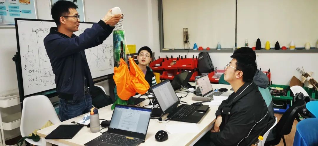 中青报聚焦！教学生制造火箭和飞行器，电子科技大学“宝藏”课程太酷了！