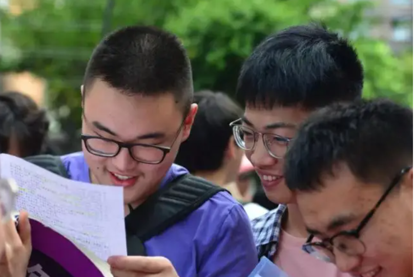 985高校等级公布，清北依然稳坐“首把交椅”，武大排名引争议