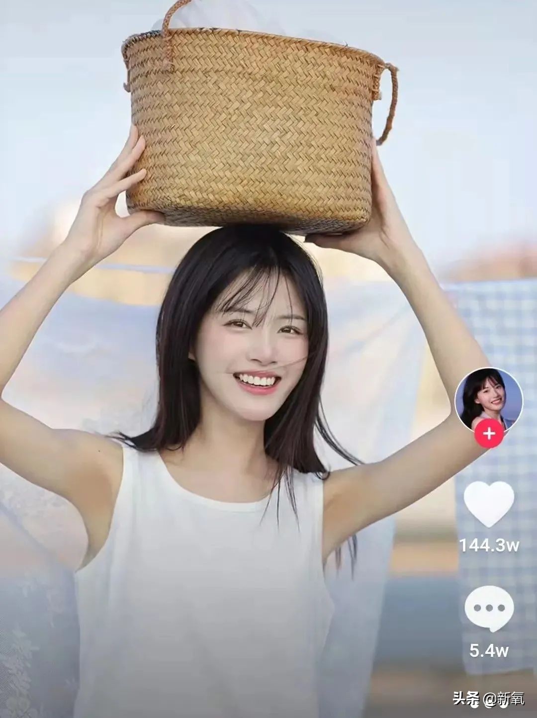 网红圈也出了个淡颜系美女！旧天台随便一拍她就火了？