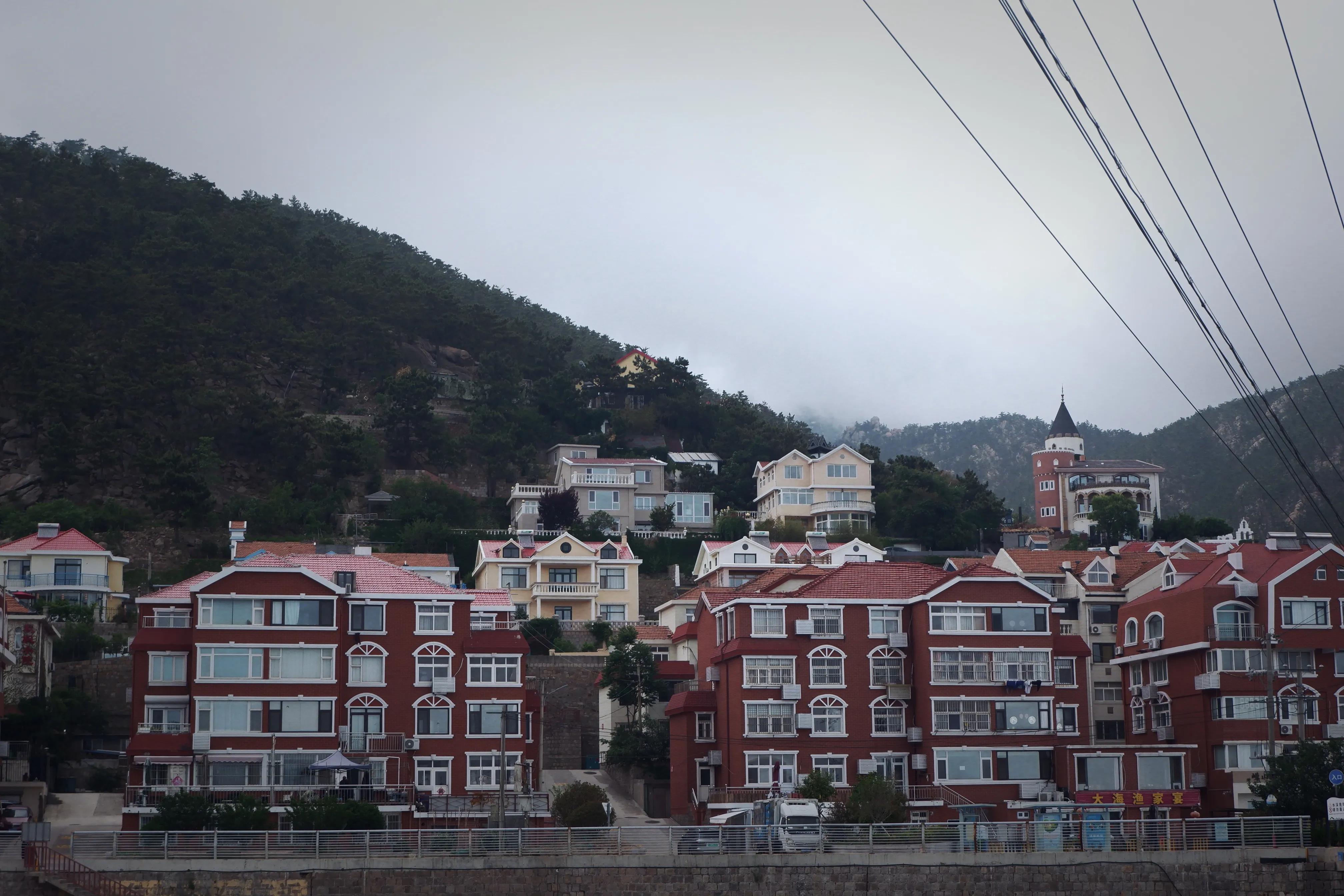 欧洲城堡别墅(青岛的农村美过欧洲小镇，家家户户别墅小院，沿海城堡，太幸福)