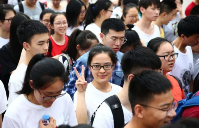 985/211毕业的研究生收入曝光，金额是亮点，难怪名校竞争大？