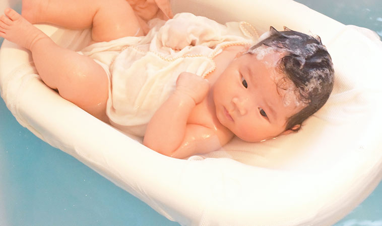 婴儿洗澡水温度一般多少度（新生儿出生当天不能洗澡）