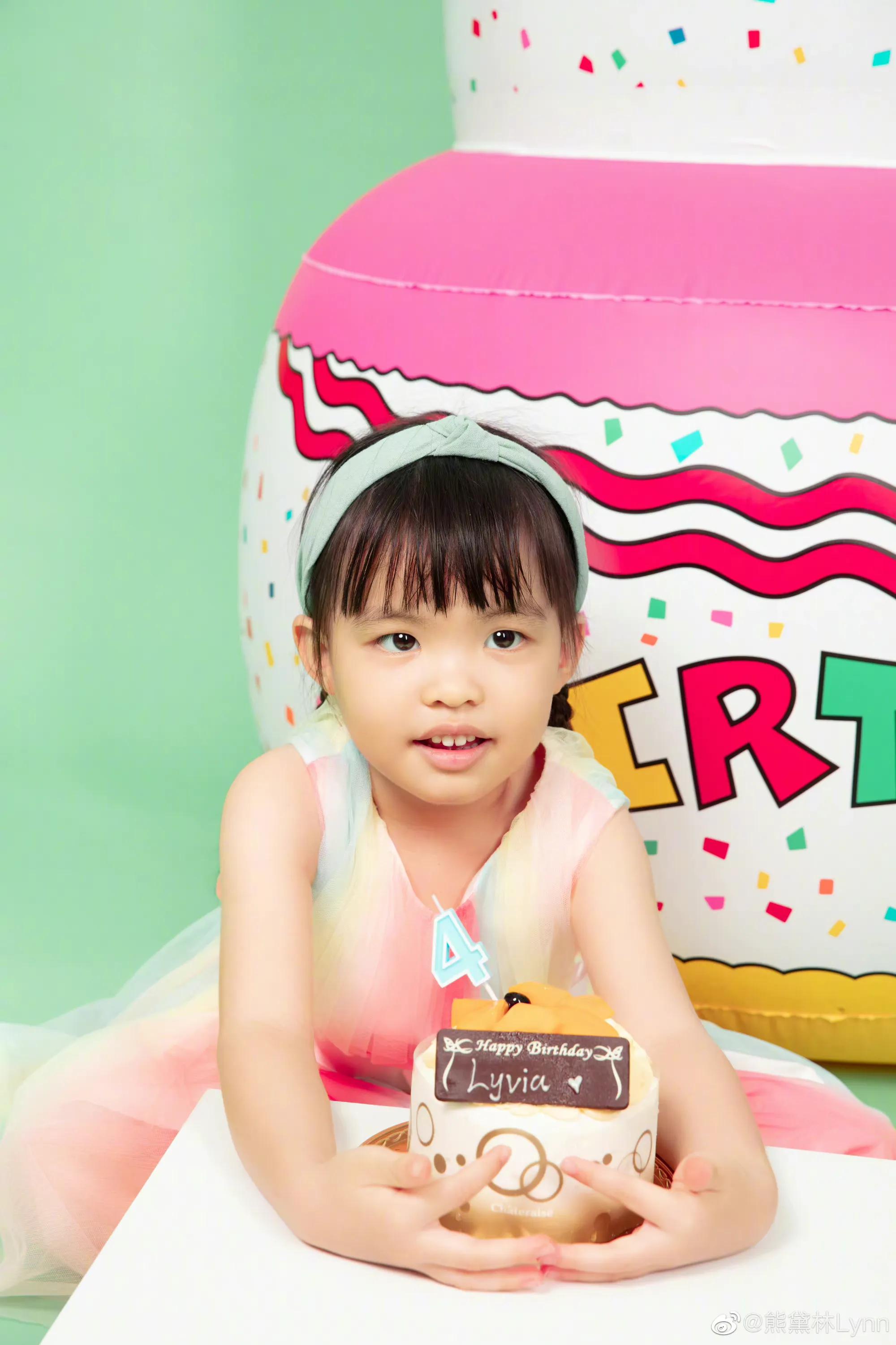 熊黛林为4岁双胞胎庆生，晒全家福温馨有爱，郭可盈女儿也送祝福