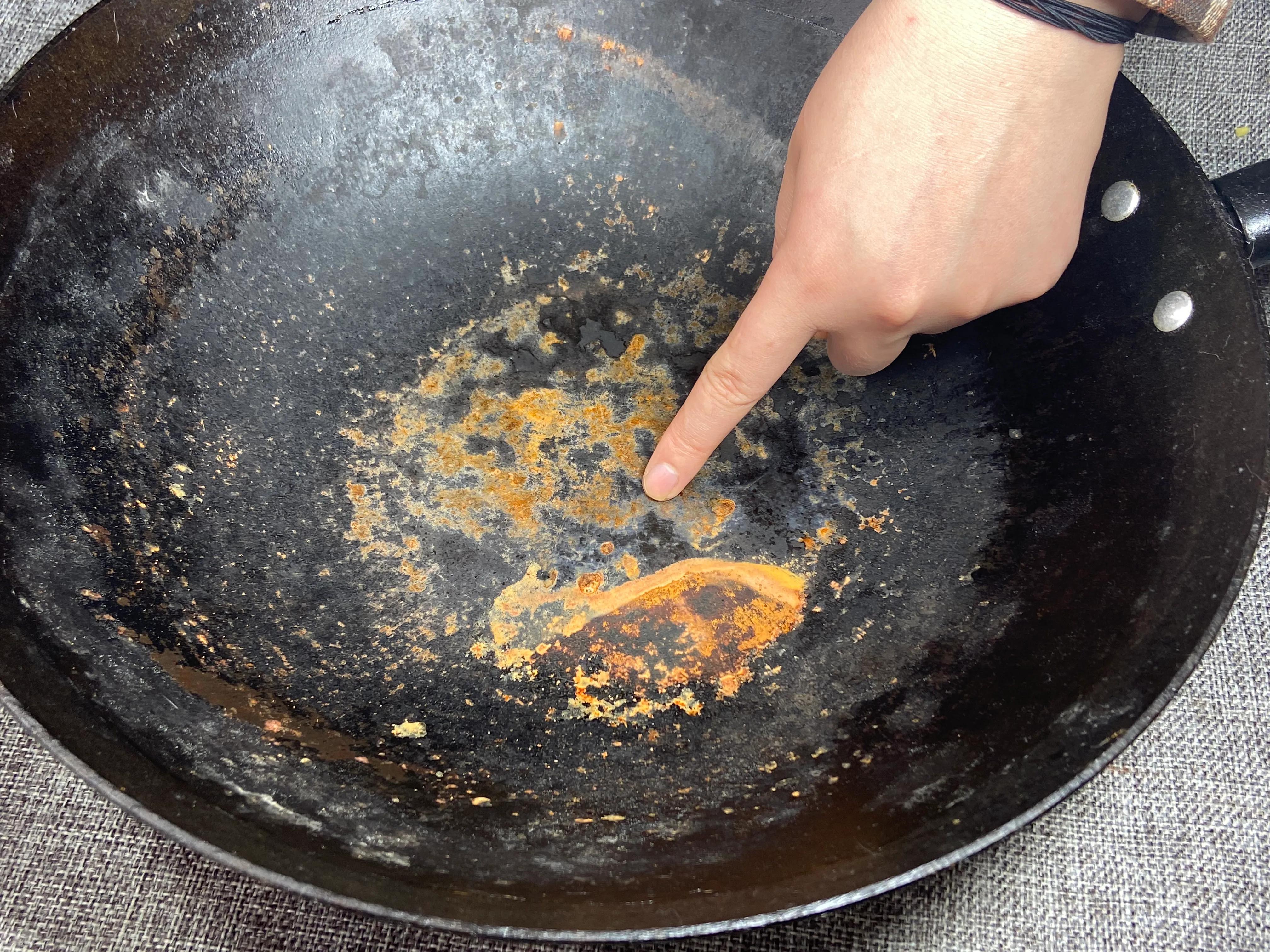 铁锅生锈怎么处理 铁锅生锈的解决办法-只专注一件事-否群百科