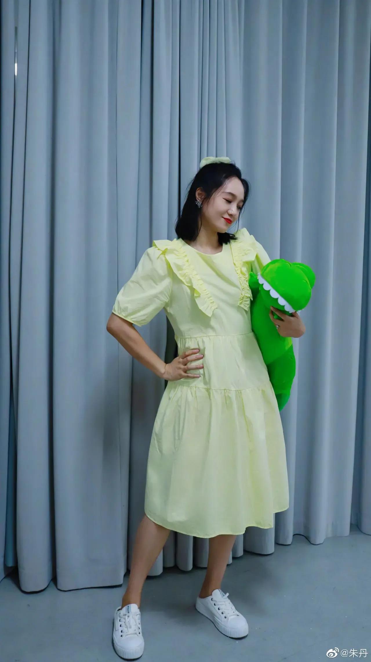 朱丹清纯可爱如少女