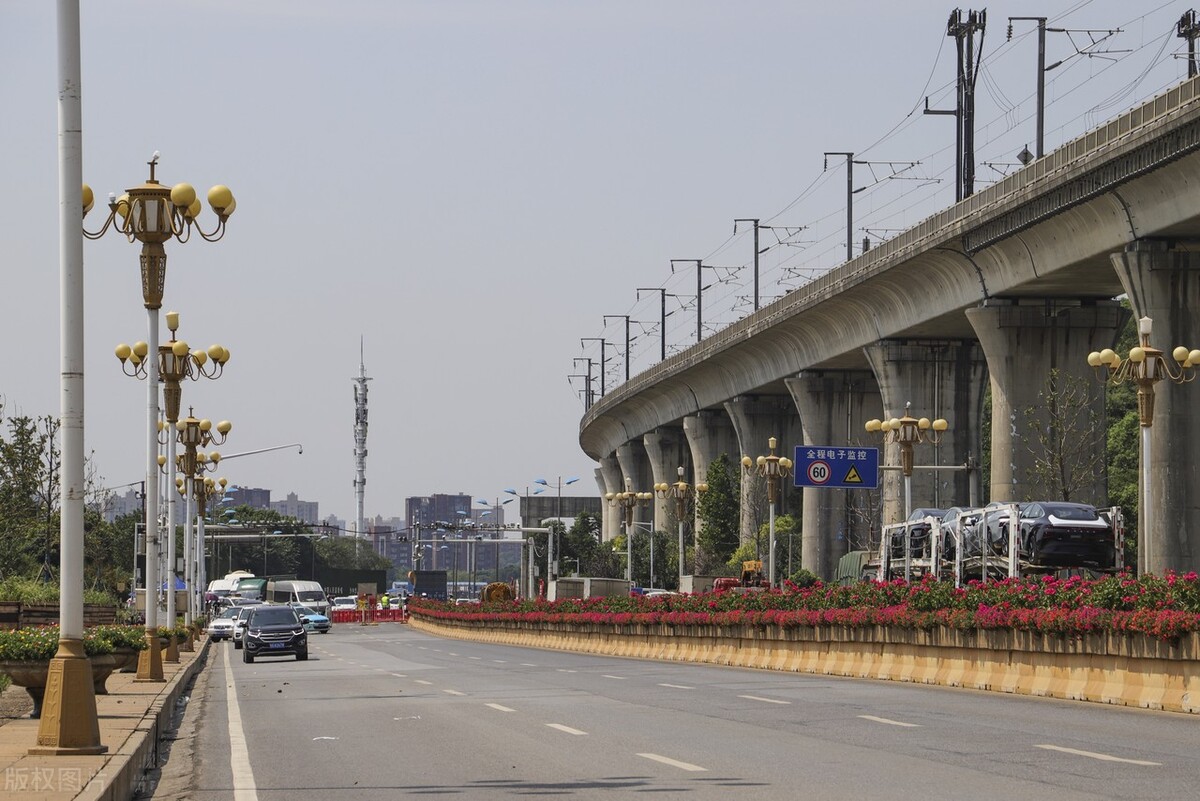 华师园北路施工(两湖隧道南湖段已开标，连接线工程将同步开工，缓解武汉三环拥堵)