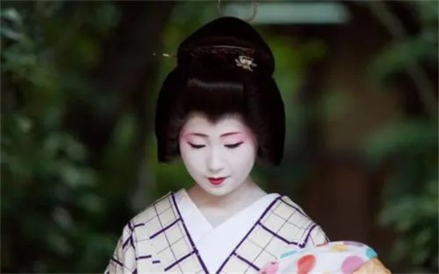 日本烟花女子74岁高龄仍站街，60年不间断拉客，却备受日本人尊重