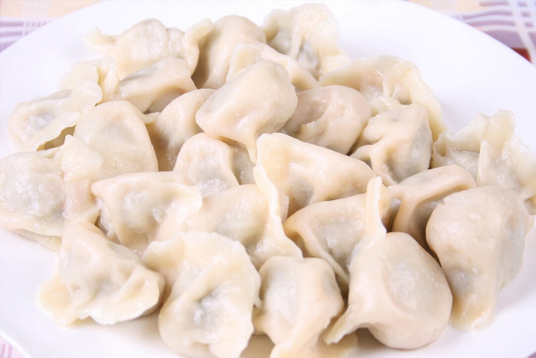 酸菜饺子好吃有诀窍，酒店大厨教你3个诀窍，饺子鲜美多汁喷喷香