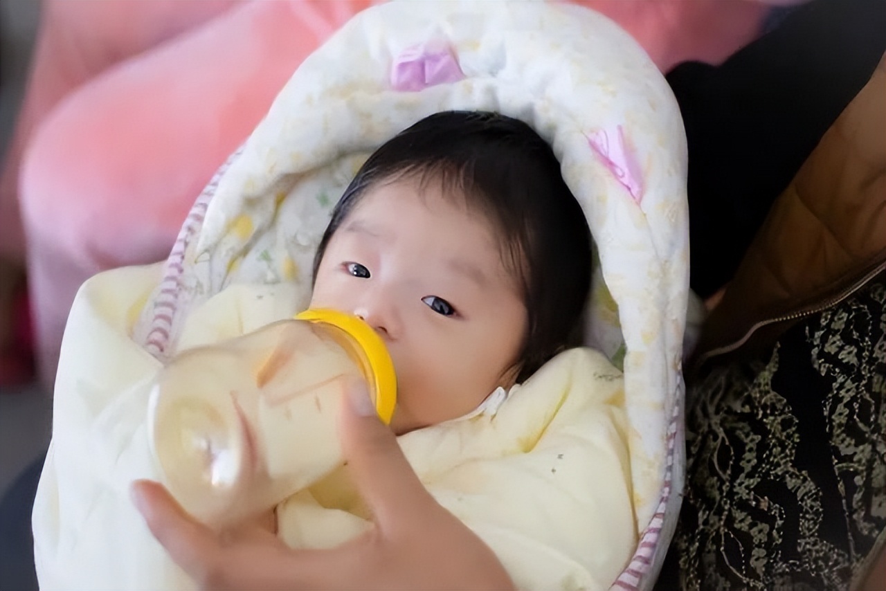 「家家母婴」宝宝每天吃几次奶？每次多少量？怎么判断是否吃饱？