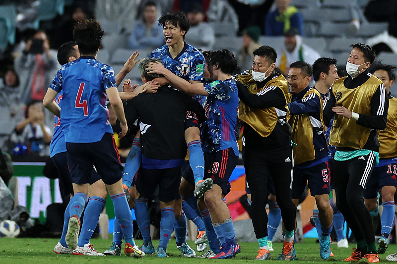 日本男足世界杯(世预赛：日本2-0澳大利亚，国足迎来好消息，沙特不需要拼命了)