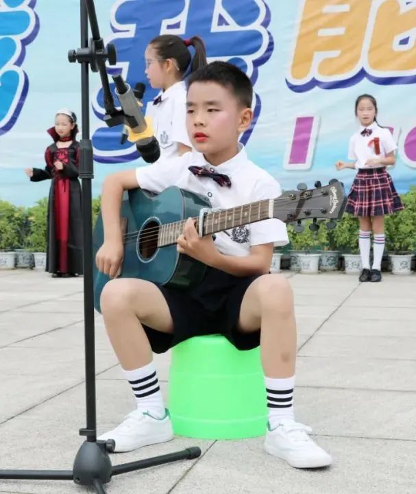 成都市双流区实验小学外国语学校兰花中队进行升旗仪式班级展示