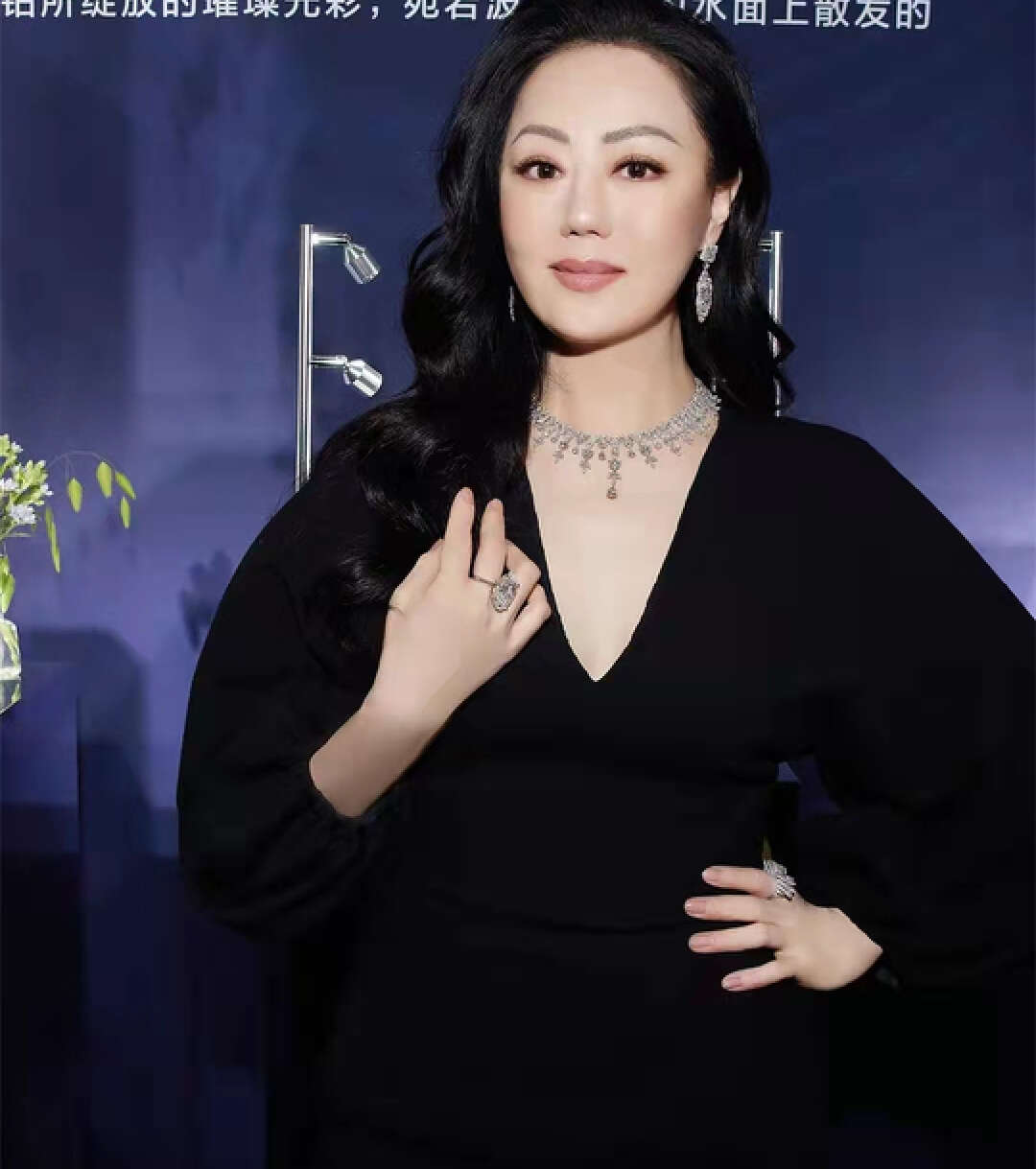 章小蕙独自长居内地,儿子回港陪伴钟镇涛,父亲节跟吃大餐庆祝