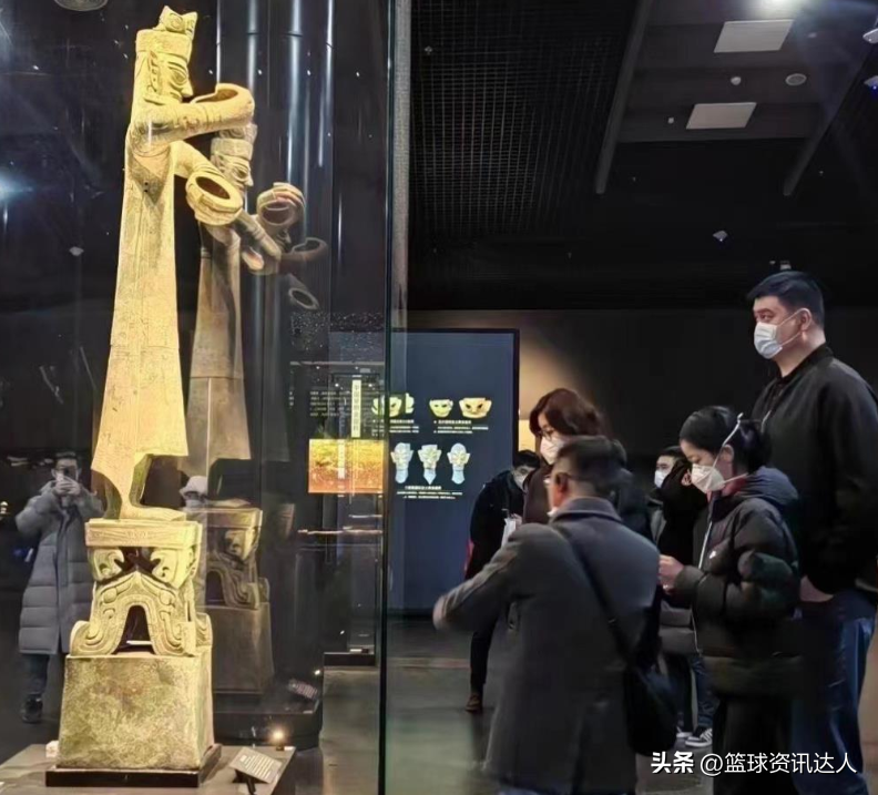 西蒙斯为什么不去cba其它球队（4消息！西蒙斯未签CBA，艾伦送合影，莫兰德有球训练，姚明高人气）