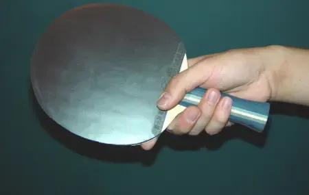 正手怎么拿乒乓球拍(要想打好乒乓球,从正确的握拍开始)