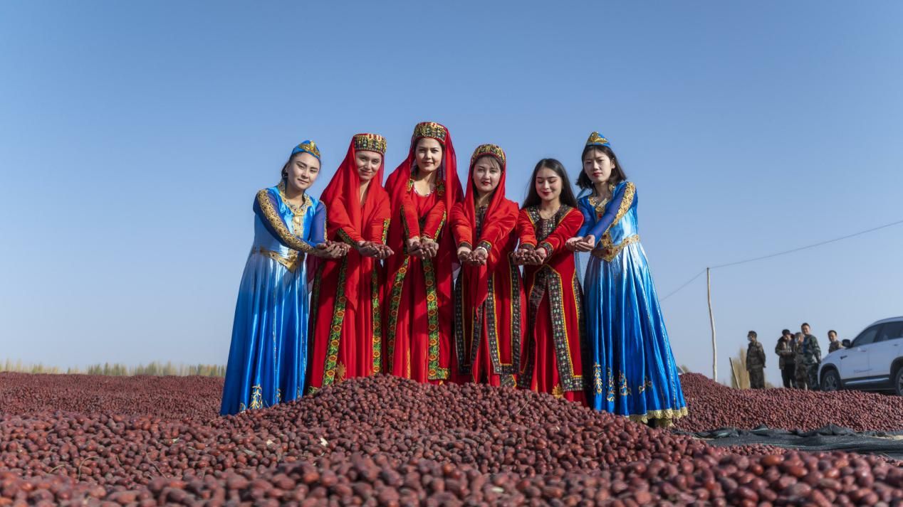 捡枣、筛选、拉运，一包和田玉枣背后的故事