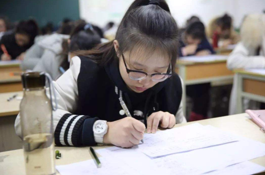 河南考生破防了，2022年高考预估人数出炉，毫无疑问河南稳居榜首