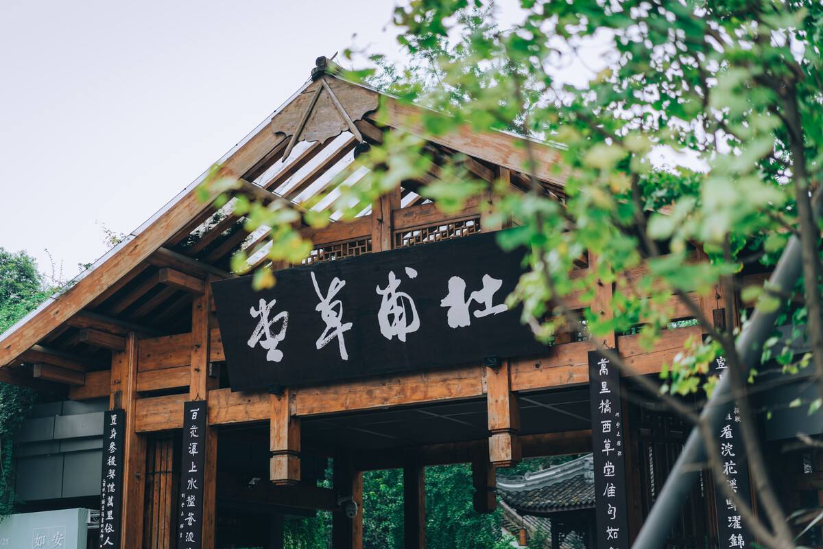 杜甫因战乱与弟弟分离，作诗一首遣怀，颔联极具美感千古流传