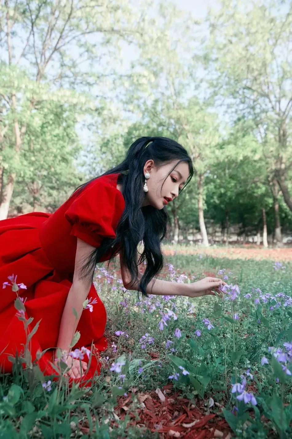 孙怡、赵丽颖红色礼服状态迥异，有没有爱情的滋润肉眼可见