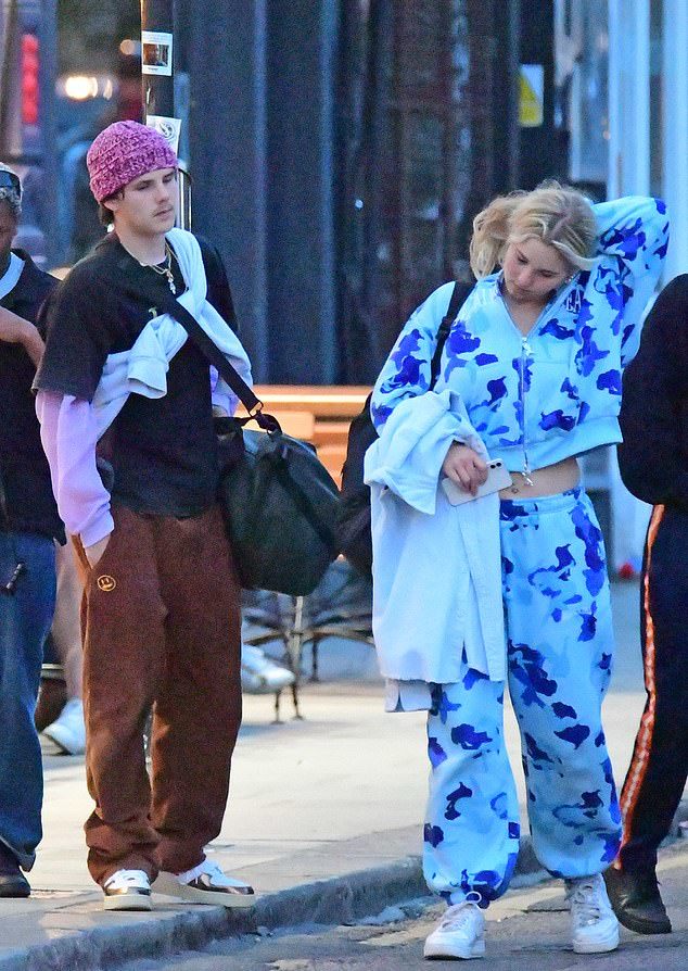 小贝带17岁小儿子闪耀迪奥大秀！克鲁兹穿绿西装好帅，真不输老爸