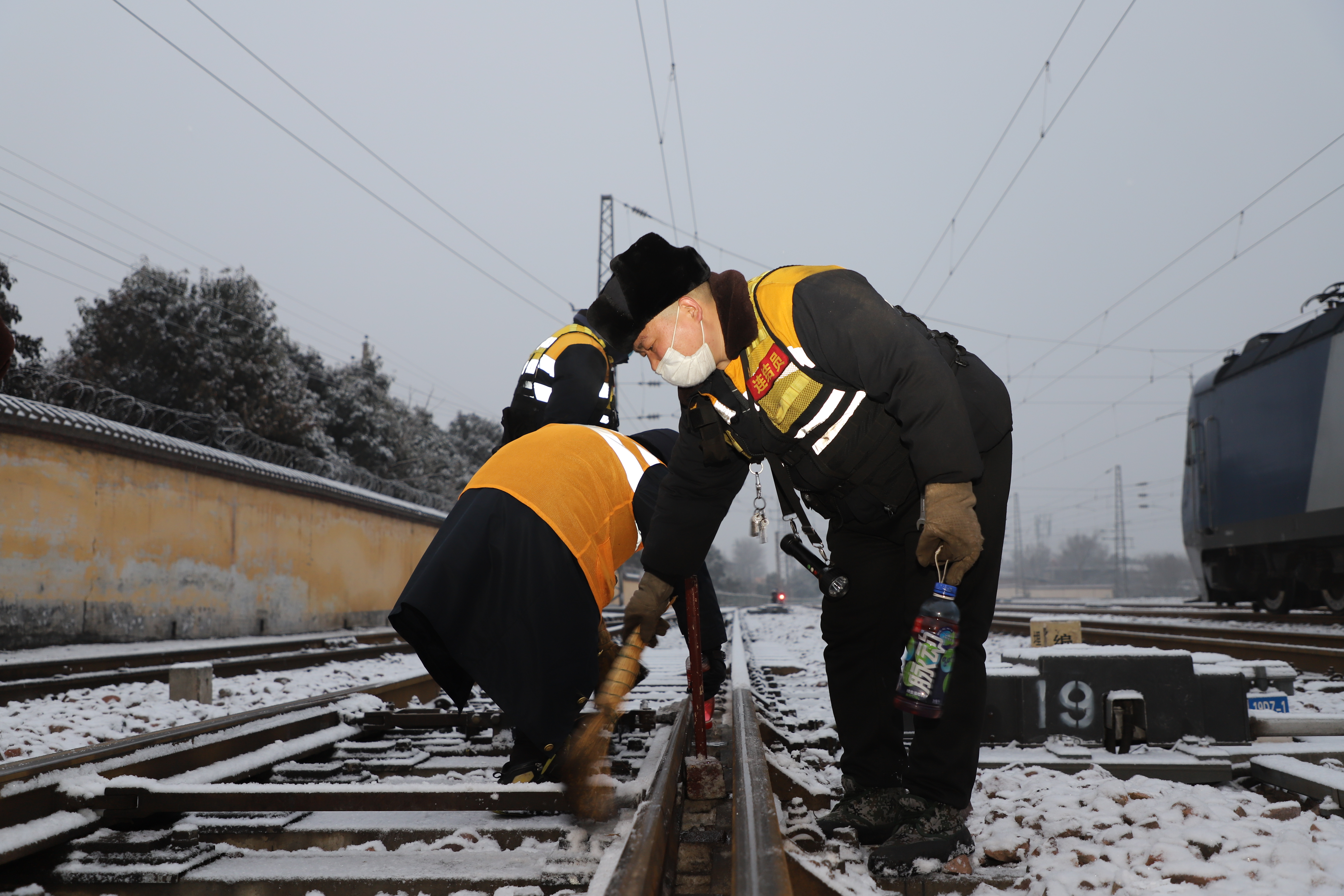 中国铁路洛阳车务段雨雪天气保障春运物资安全快速运输