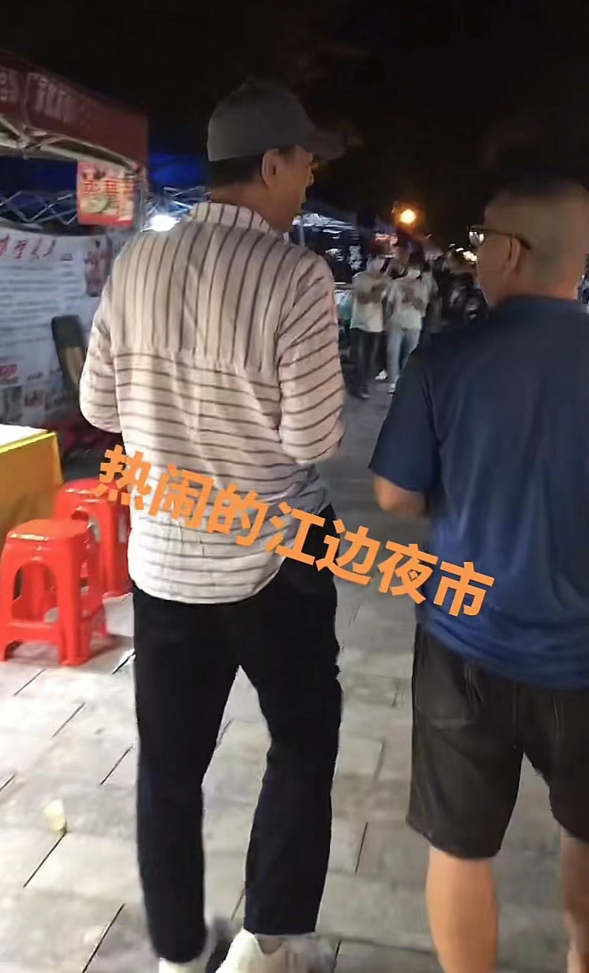 71岁老戏骨旅居云南！啃大饼逛夜市精神好，样子年轻不输张艺谋