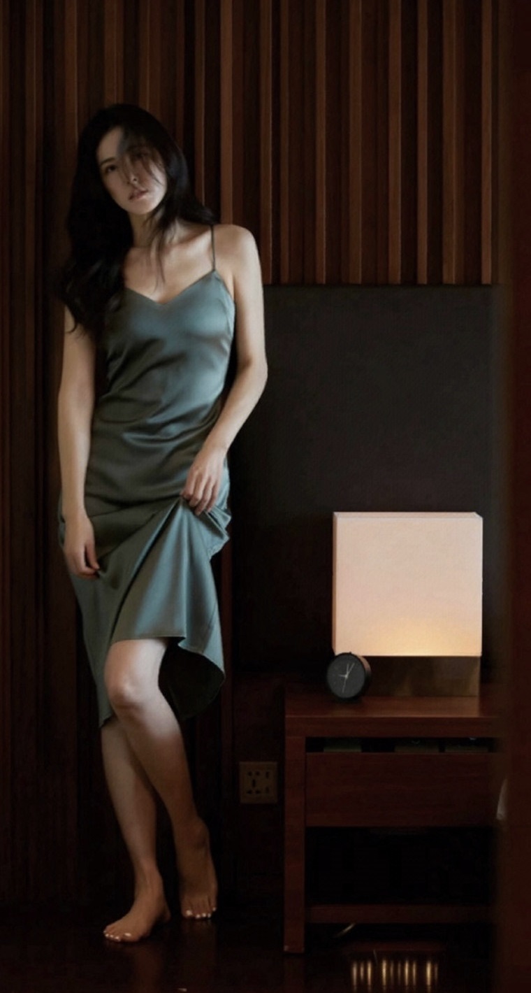 明星写真:曾黎吊带睡裙性感妩媚,美艳动人不愧中戏"第一美人"