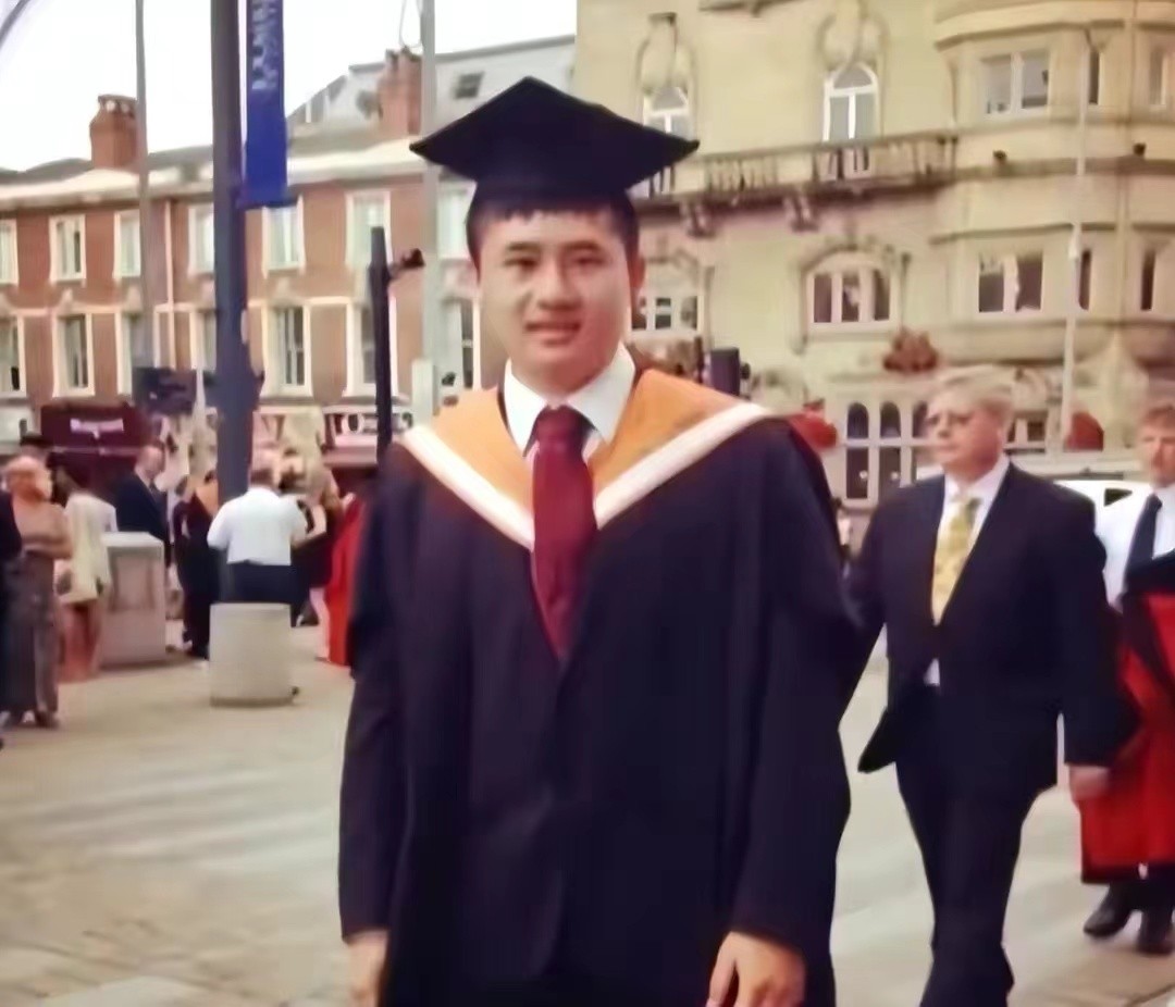 歌手江涛：娶富家女为妻，走红后不变心，如今54岁已升级当爷爷