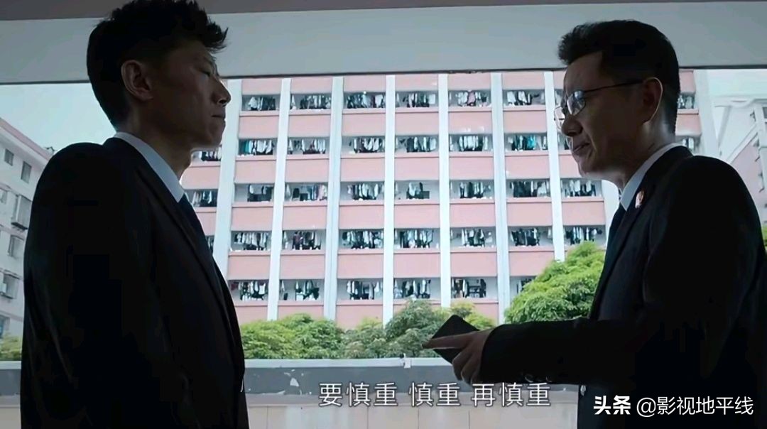 首播两集不过瘾，强强联手的《庭外》，有点《白夜追凶》的感觉了