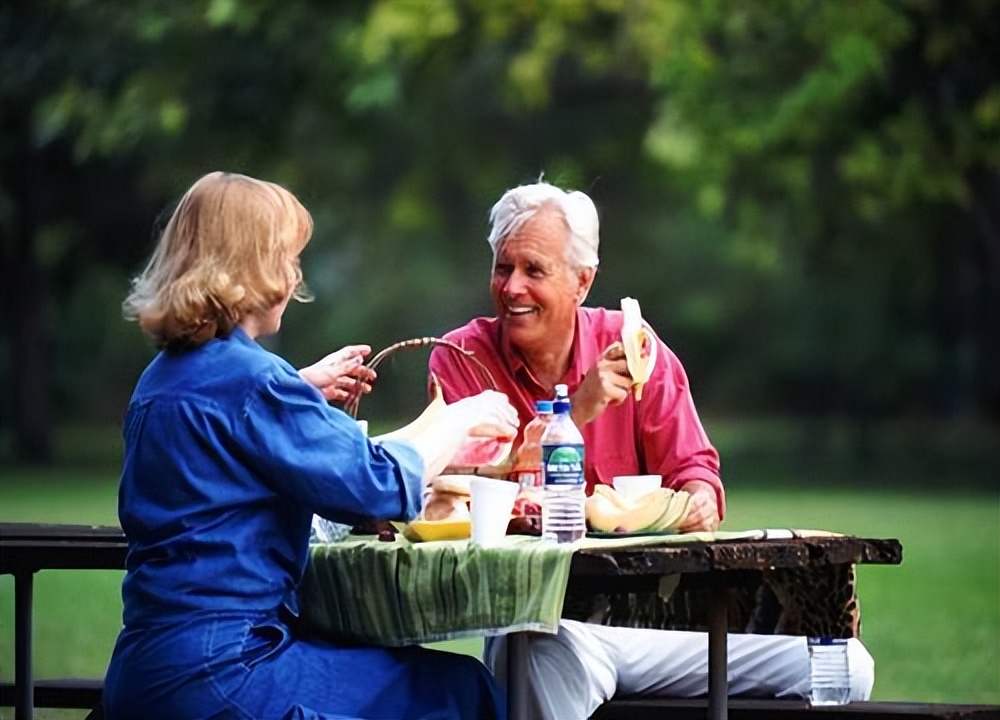 人老了百病缠身？营养师实话实说：补充2种营养素，强体质人长寿