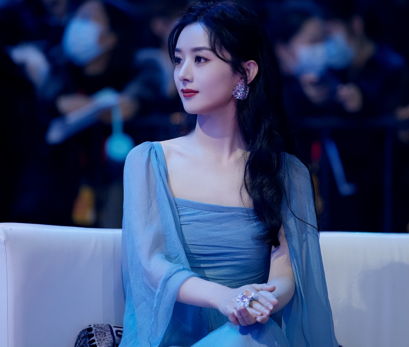 闫妮的“大妈味”、赵丽颖的“土气”，这8位女星，如今判若两人