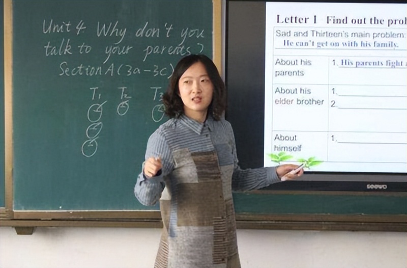 上海某高校副教授年薪被曝光，引起网友热议，怪不得都去当教授