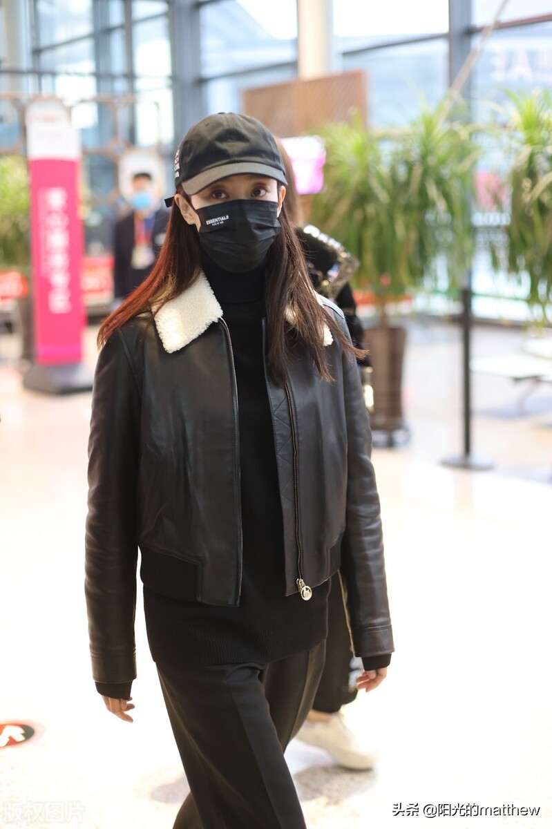 街拍：张小斐黑色毛衣搭休闲裤长裤戴棒球帽大眼睛真美