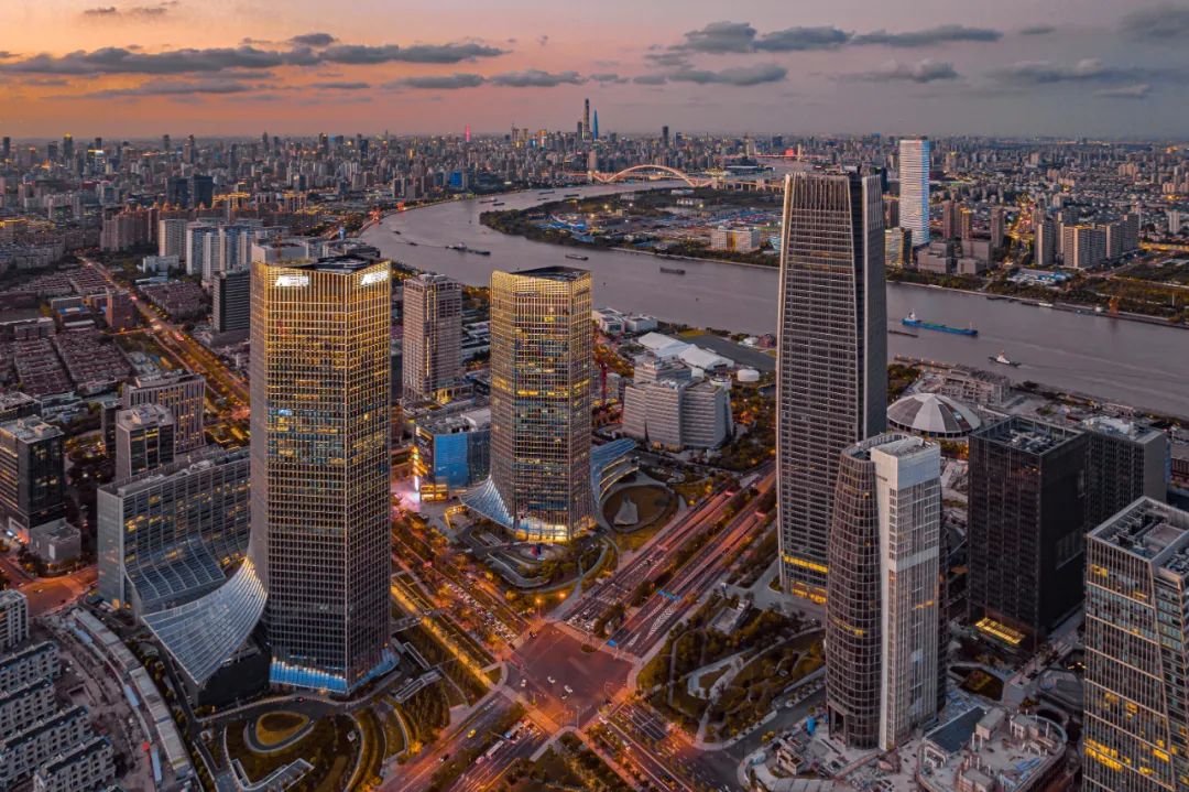 塔楼前不久刚刚竣工,楼高280米,是徐汇滨江的第一高楼.