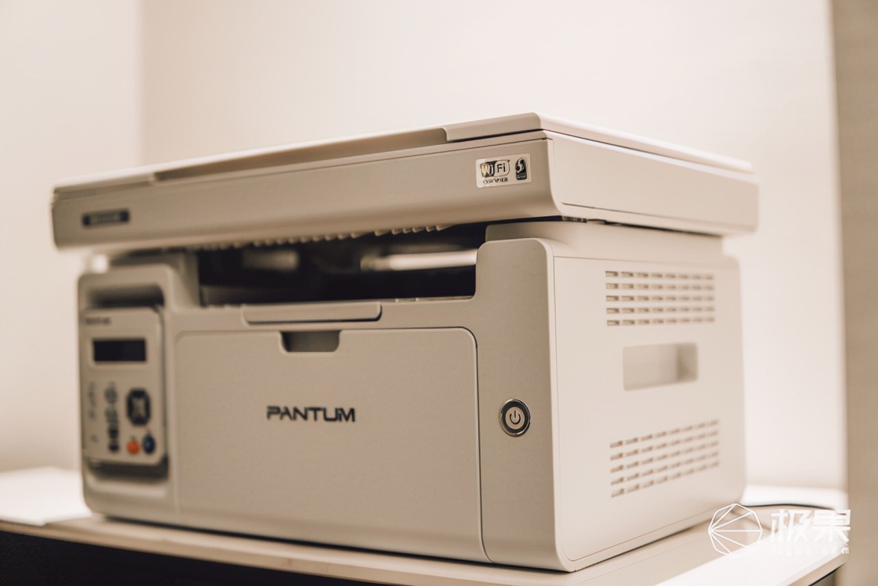 高效办公必备打印机：小巧机身满足多功能，无线直连文件秒输出