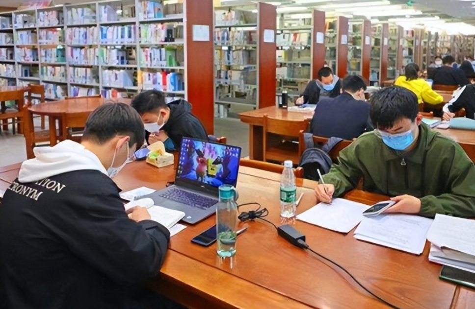 河南一高校3名女医学生，核酸检测“呈阳性”，行程轨迹惹众怒