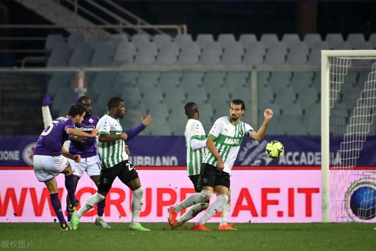 十人佛罗伦萨2-2萨索洛（佛罗伦萨2-1小胜萨索洛，左路找到突破口，冈萨雷斯点杀绿巨人）