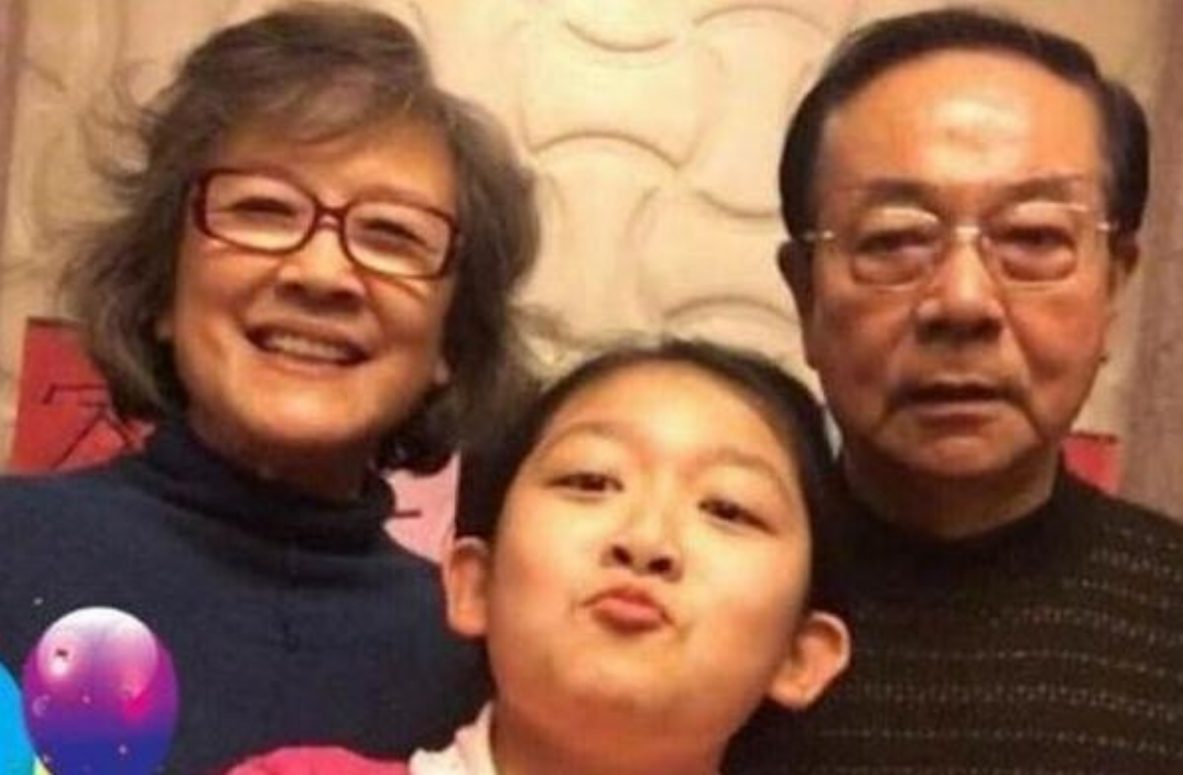 演员宋春丽：因拍戏终身不育，61岁却如愿当上母亲，自称无怨无悔