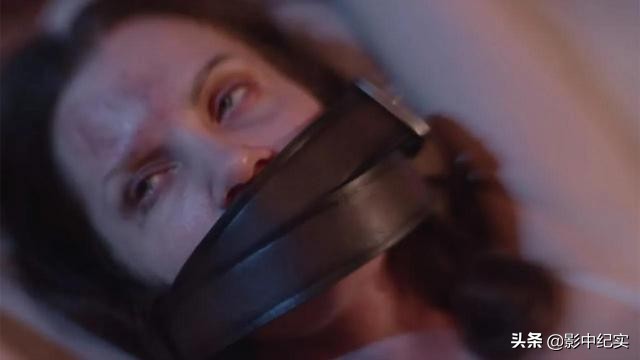 她被下药囚禁到地下室，当众多人性奴，报警后英国警方：你穿多少