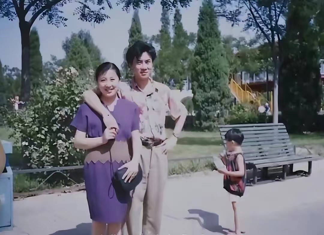 歌手江涛：娶富家女为妻，走红后不变心，如今54岁已升级当爷爷