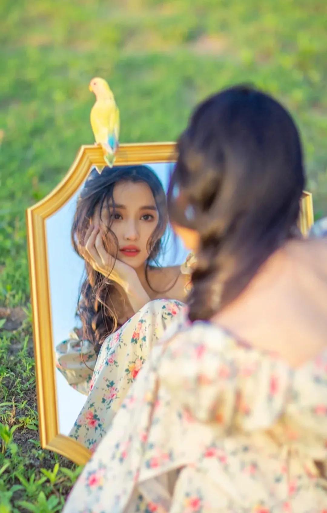 卓煜茜对镜随拍，镜子里的她特别灵动，清纯靓丽，