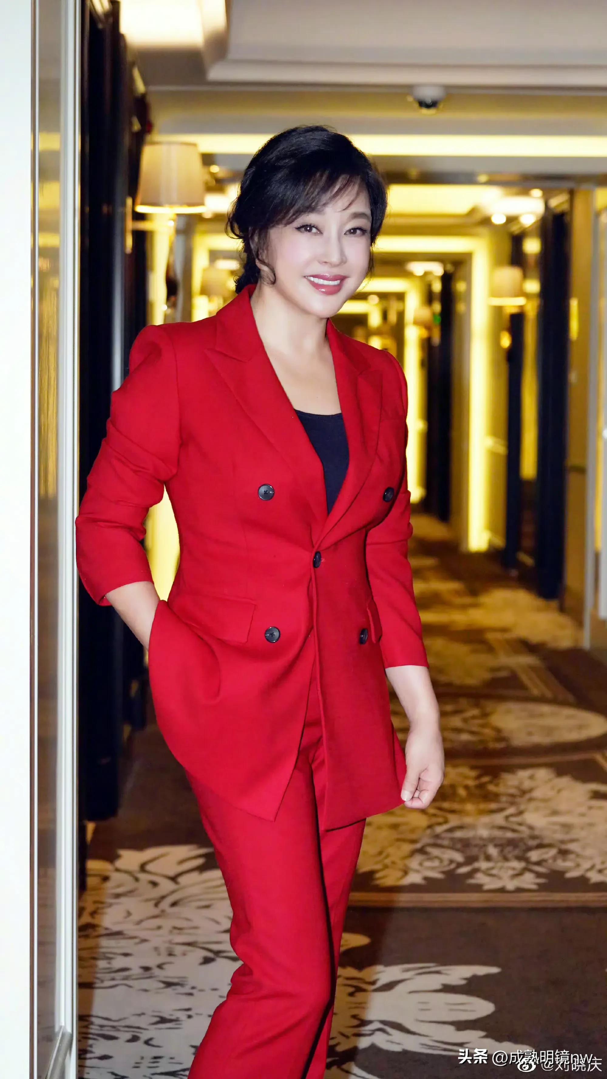 曾经拿奖无数的刘晓庆,温婉秀雅,气质出众,到现在还魅力不减