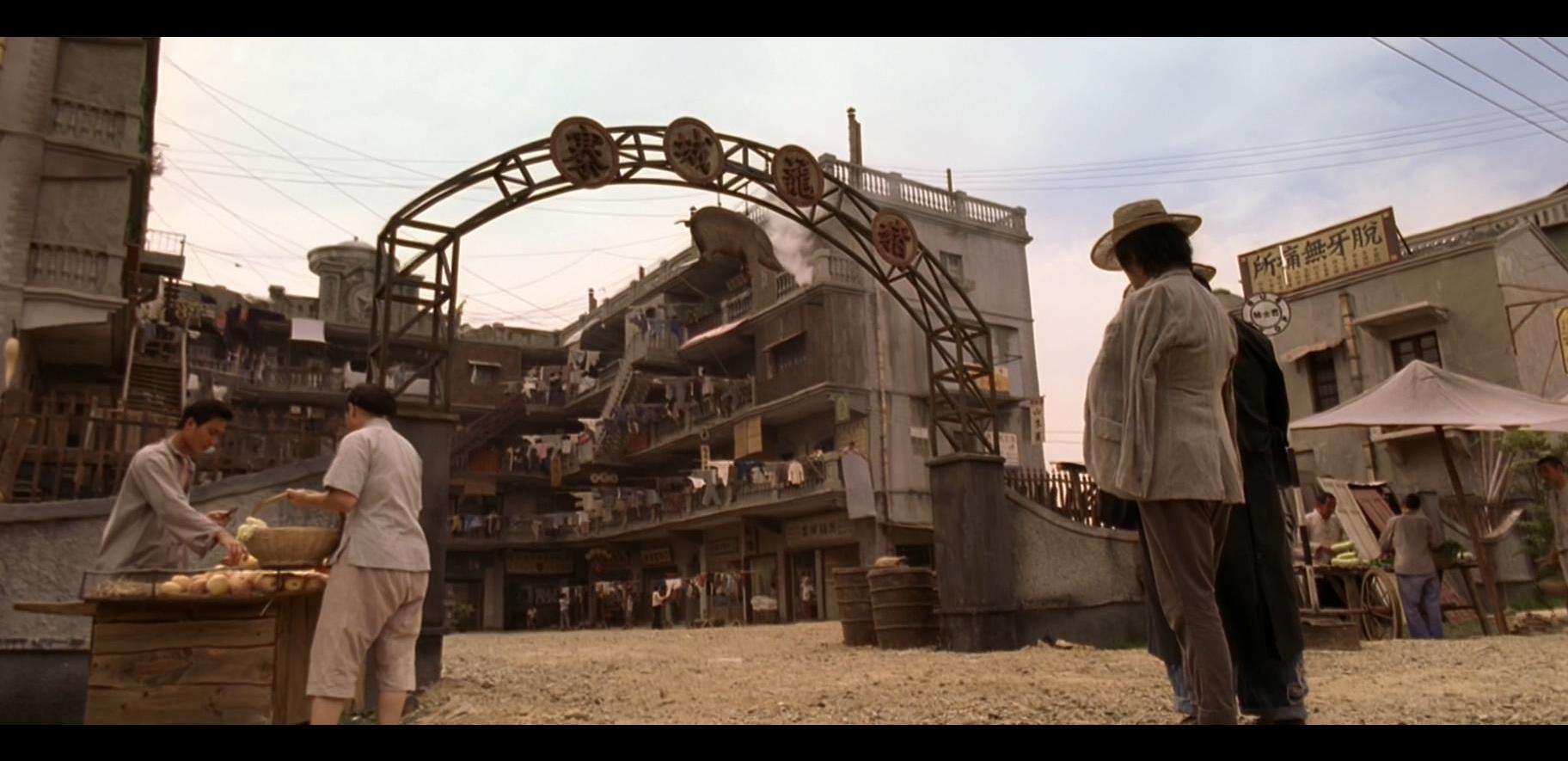 这个场景,原本是周星驰拍摄《功夫》时搭建的"猪笼城寨"的场景.