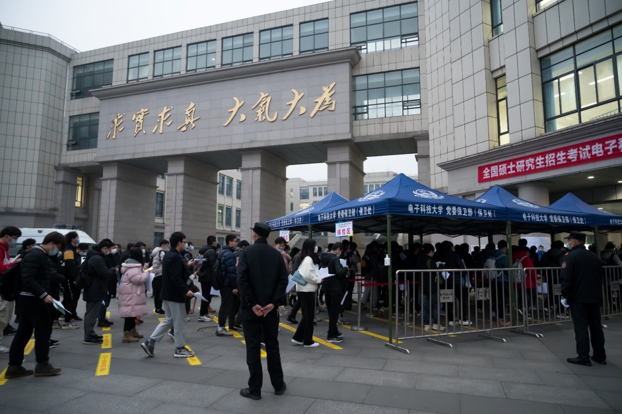 2022电子科大研究生统招4400余人，复试线涨跌平稳，法学猛涨54分