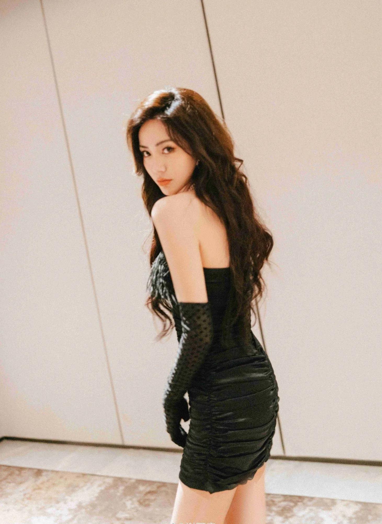 谢可寅黑色连衣裙长发飘飘