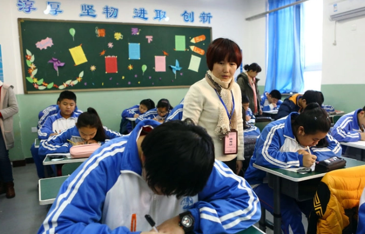 “留下是占用资源”，校长劝55岁高级教师退休，老教师的话惹怒赞