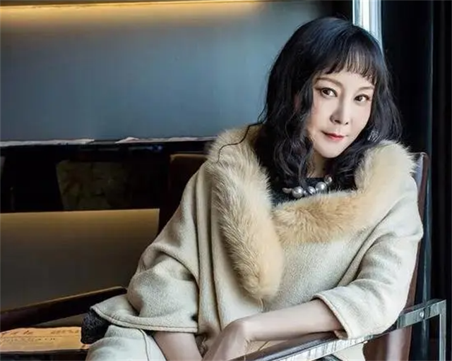 54岁《红楼梦》晴雯近况，替夫还债千万！泪崩自述丈夫死后租房住