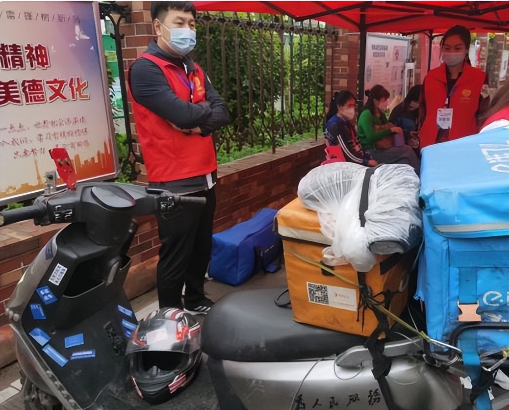 辽宁外卖小哥参加高考，成长经历引人心酸，愿生活别再难为你