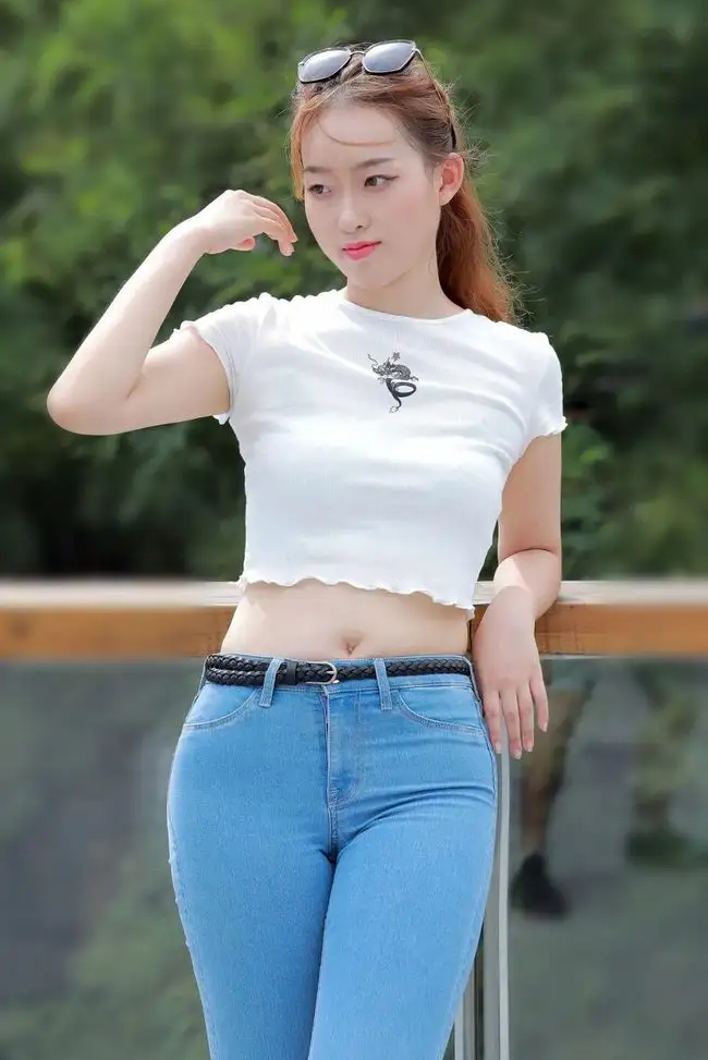 女教师穿紧身牛仔裤，被校长当众批评？网友：学校管得太宽了